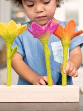 Lovevery Felt Flowers In A Row w/Wood Stand The Helper Play Kit Montessori Toy
